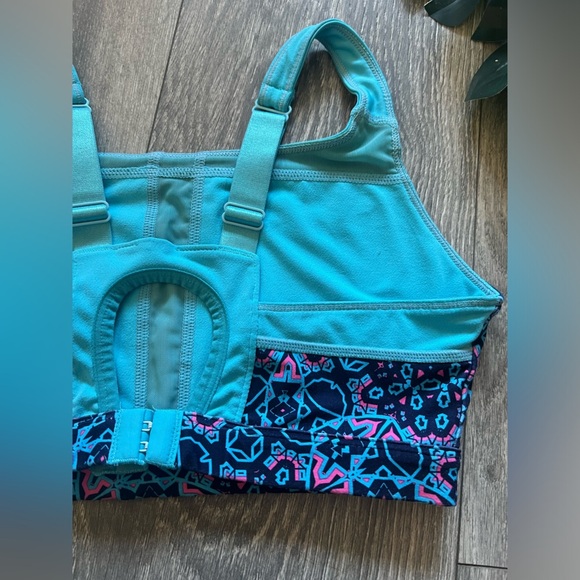 Fabletics sintra geometric keyhole sports bra. Size S - Picture 9 of 10